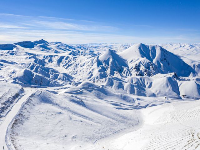 Beyaz gelinliğini giyen Erzurum dağları kar ile boran