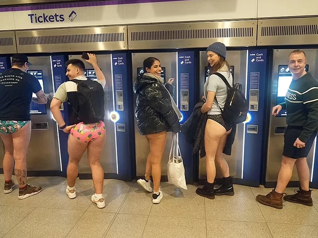 Londra'da "Pantolonsuz" metro günü etkinliği gerçekleşti