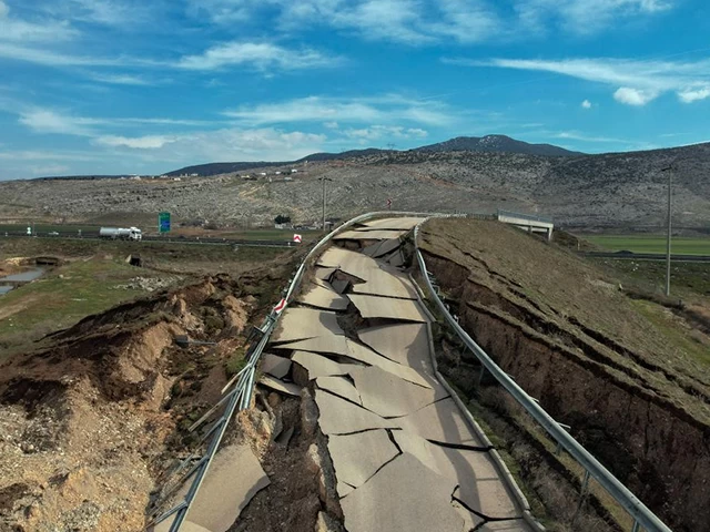 Pazarcık’ta depremde ikiye bölünen yol dronla görüntülendi