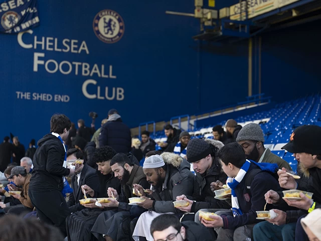 Chelsea, stadında iftar vererek bir ilke imza attı