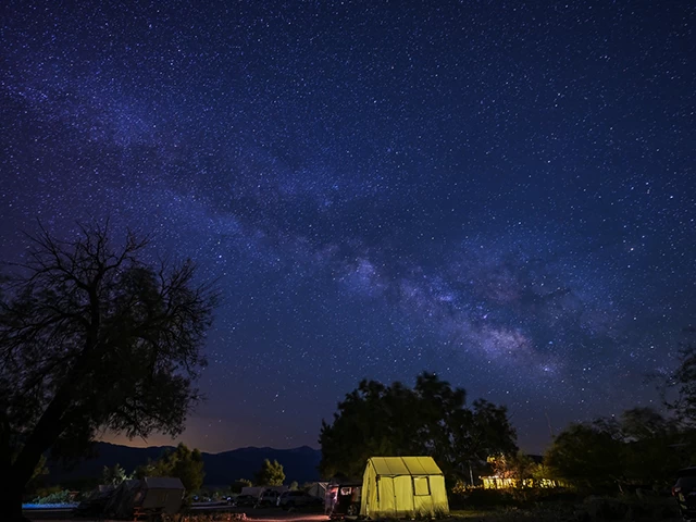 Lyrids Meteor Yağmuru ve Samanyolu galaksisi California'da görüntülendi