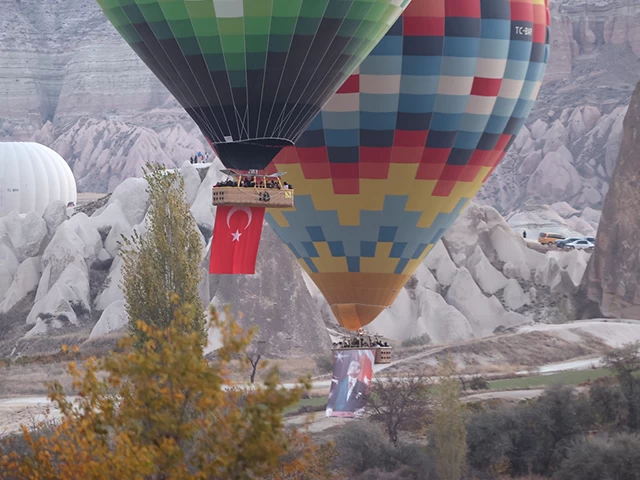 Kapadokya'da balonlar Türk bayrağı ve Atatürk posteriyle uçtu