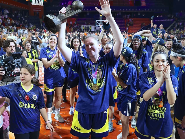 FIBA Kadınlar Avrupa Ligi şampiyonu Fenerbahçe, kupasını aldı