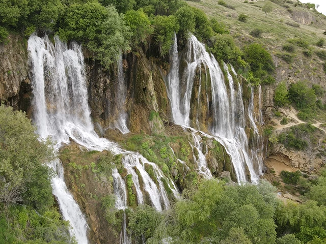 Erzincan'da baharda debisi artan Girlevik Şelalesi ziyaretçilerini ağırlıyor