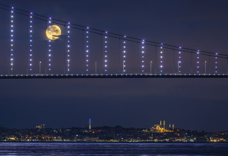 İstanbul'da dolunay manzarası