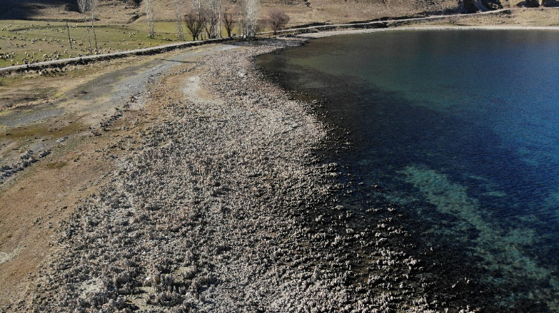 Van Gölü’nde sular çekildi, su altı peribacaları ortaya çıktı