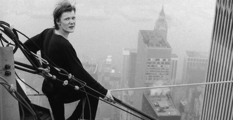 İkiz kuleler arasında ip ile korkusuzca yürüyen Philippe Petit