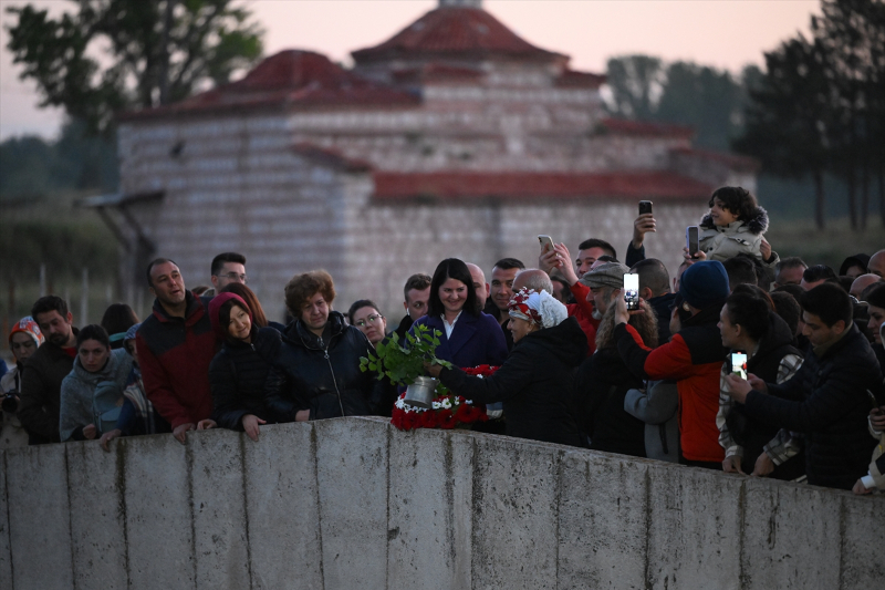 Edirne'de dilekler Tunca Nehri'ne bırakıldı