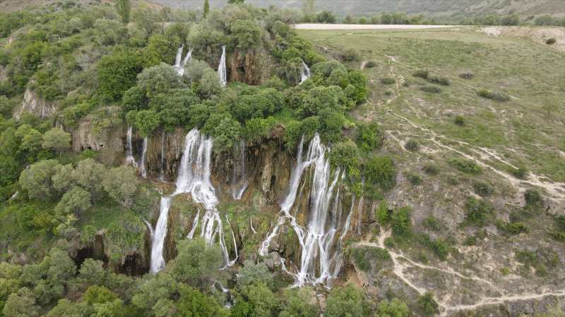 Erzincan'da baharda debisi artan Girlevik Şelalesi ziyaretçilerini ağırlıyor