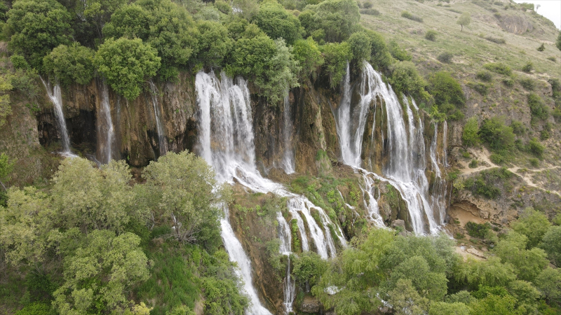 Erzincan'da baharda debisi artan Girlevik Şelalesi ziyaretçilerini ağırlıyor