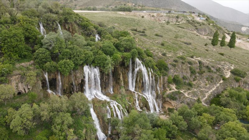 Erzincan'da baharda debisi artan Girlevik Şelalesi ziyaretçilerini ağırlıyor