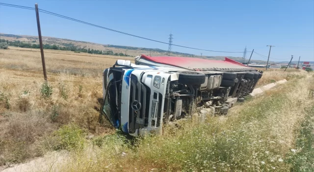 Amasya’da devrilen alüminyum yüklü tırın sürücüsü yaralandı