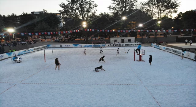 Tuz sahada voleybol maçı yaptılar