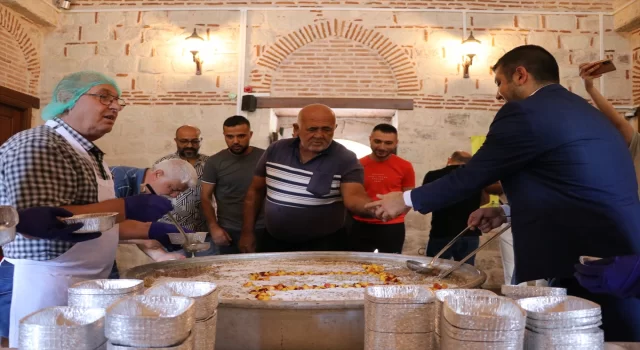 Edirne’de ”Aşçı Yahya Baba”nın mutfağında pişirilen aşure dağıtıldı