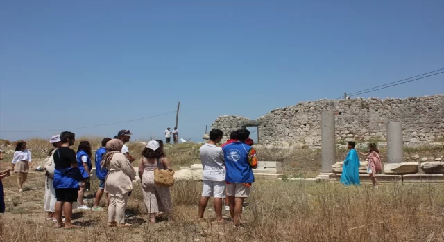 Muğla’da gönüllü gençler antik kentte kitap okudu, tiyatro sergiledi 