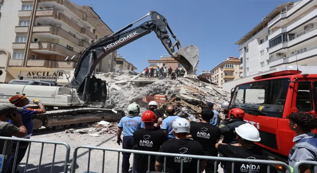 Gaziantep’te yıkım sırasında çöken binanın altında kalan operatörü kurtarma çalışması başlatıldı