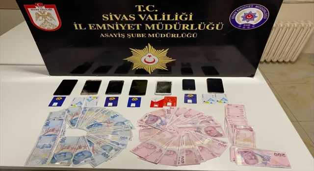 Sivas’ta ”terör” bahanesiyle bir kadının 500 bin lirasını dolandıran 2 sanık tutuklandı