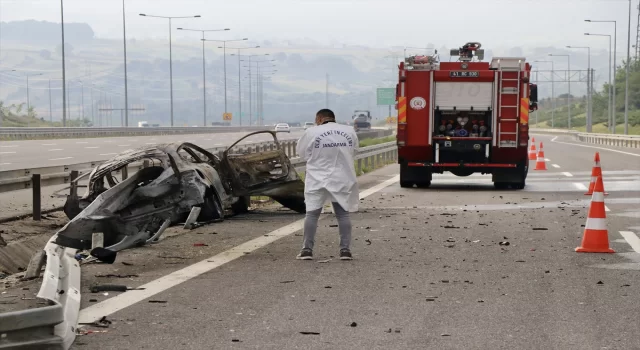 Kocaeli’de bariyere saplanan otomobildeki 2 kişi öldü, 1 kişi yaralandı