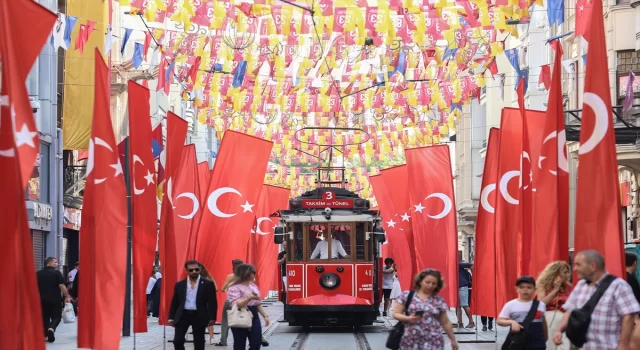 İstiklal Caddesi 30 Ağustos Zafer Bayramı’nda Türk bayraklarıyla donatıldı