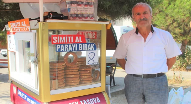 Amasya’da simitçi ”Simidini al, paranı bırak” notuyla ürünlerini satışa sunuyor