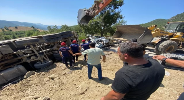 GÜNCELLEME  Kahramanmaraş’ta freni boşalan kamyon cenaze için toplanan kişilerin arasına daldı