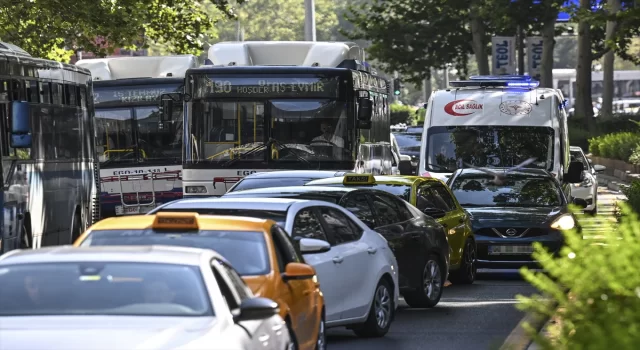 Hayat kurtarmak için zamanla yarışan ambulans ekibinin trafikteki mücadelesi 