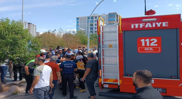 Malatya’da konteynere giren otomobilin sürücüsü yaralandı