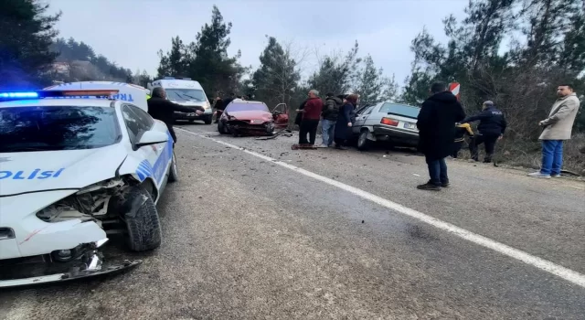 Sinop’ta ”dur” ihtarına uymayan otomobilin çarptığı iki araçtaki 1’i polis, 3 kişi yaralandı