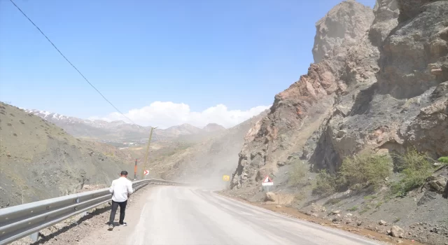 Hakkari’de dağcılar heyelan sonrası tehlike oluşturan kayaları düşürüyor