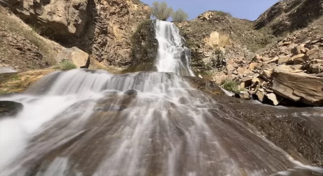 Kars’taki Susuz Şelalesi’nin debisi kar sularıyla yükseldi