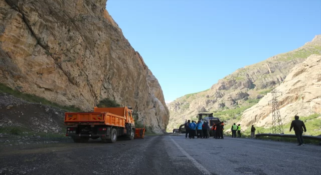 GÜNCELLEME  Dağdan düşen kaya parçaları sebebiyle kapanan HakkariÇukurca kara yolu açıldı