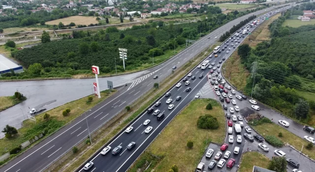 Trafik GeredeKaradeniz bağlantı yolunda yoğun, Anadolu Otoyolu’nda kısmen akıcı seyrediyor