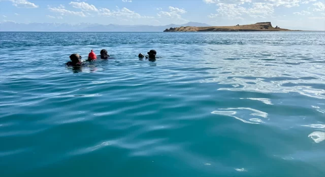 Van Gölü’nde kaybolan genci arama çalışmaları devam ediyor