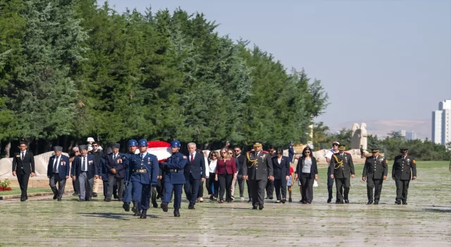 KKTC’nin Ankara Büyükelçisi Korukoğlu, Anıtkabir’i ziyaret etti