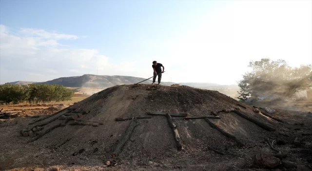 Geçimlerini evlerinden kilometrelerce uzakta mangal kömürü üreterek sağlıyorlar