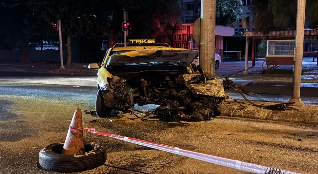 İzmir’de ticari taksiyle çarpışan otomobilin sürücüsü ağır yaralandı