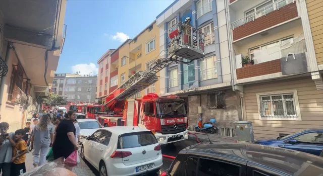 Gaziosmanpaşa’da bir apartmanda çıkan ve 2 binanın çatısına sıçrayan yangın söndürüldü