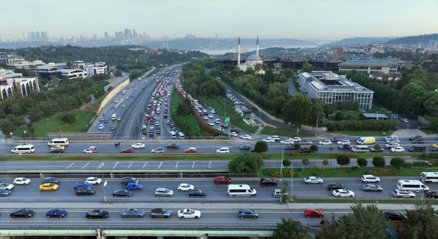 İstanbul’da haftanın üçüncü iş gününde trafik yoğunluğu yaşanıyor