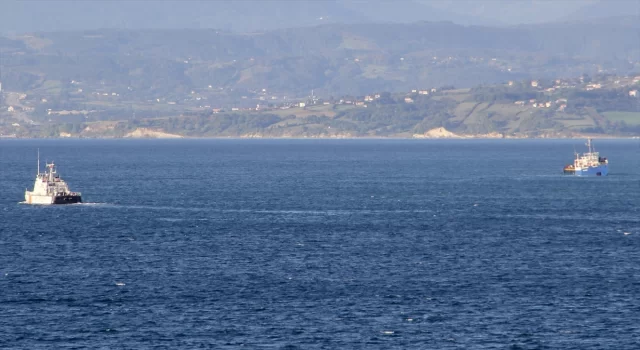 Sinop açıklarında batma tehlikesi geçiren gemi kentin tabii limanına demirledi