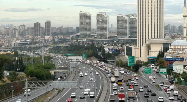 İstanbul’da haftanın son mesai gününde trafik yoğunluğu yaşanıyor 