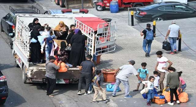 İsrail’in hava bombardımanından kaçarak okullara sığınan Lübnanlılar, AA’ya konuştu