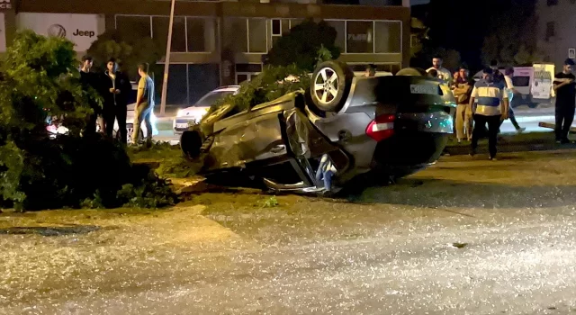 Bursa’da reklam panosuyla ağaçlara çarparak devrilen otomobildeki iki kişi yaralandı