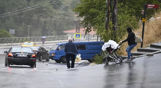 Ankara’da minibüsün kayalıklara çarpması araç kamerasında