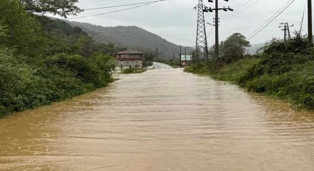 Bartın’da sağanak sebebiyle derenin taşması sonucu kara yolu ulaşıma kapandı