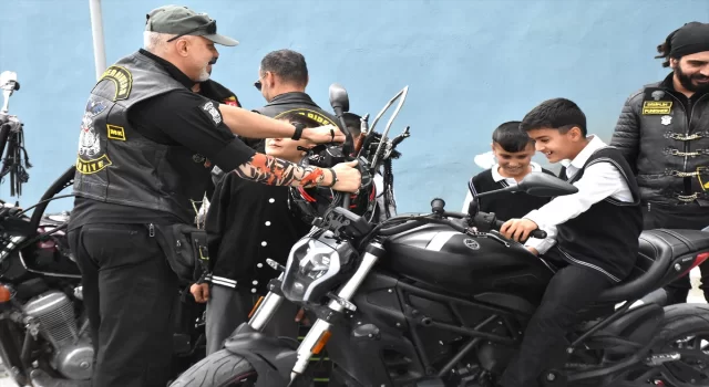 Motosikletleriyle çocuklara ”mutluluk taşıdılar”