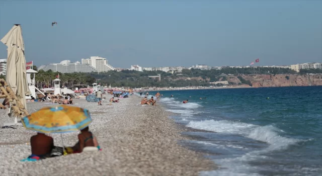 Antalya’da sıcak hava sebebiyle sahillerdeki yoğunluk sürüyor