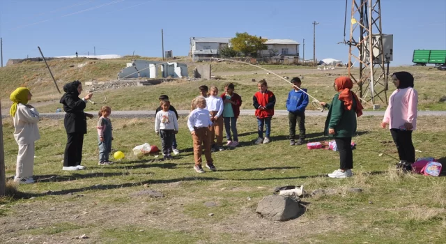 Muş’ta üniversite öğrencileri köy okulunu boyadı, öğrencilerle oyunlar oynadı