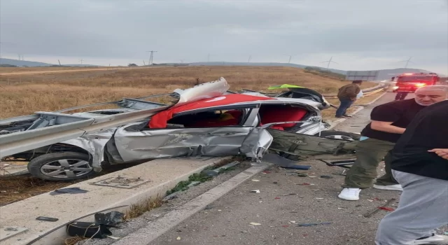 Balıkesir’de otomobilin kamyonete çarptığı kazada 1 kişi öldü, 2 kişi yaralandı