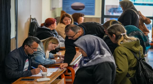 İzmir’de çifte vatandaşlar, Bulgaristan’daki seçimler için oy kullanıyor