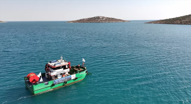 Mersin Körfezi’nde deniz yüzeyinde biriken atıklar toplandı